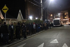 会場時間数時間前から行列をつくる人々