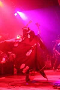 ステージ上で所狭しとパフォーマンスを繰り広げる