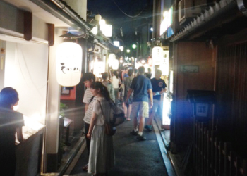 夜の先斗町はとても良い雰囲気です。横の小道にも沢山のお店がありました。