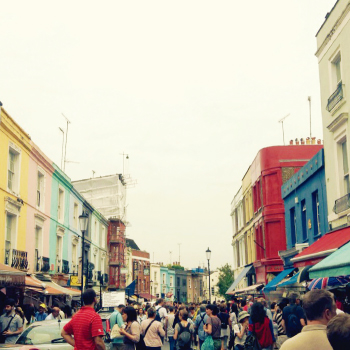 ロンドンのポータベロマーケットで ビンテージショッピング。 すっごく可愛い通りでしょ!! 