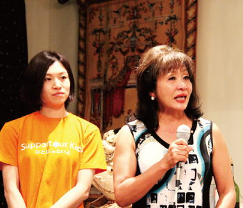 送別会で涙ながらに語るSupport Our Kids in Toronto 実行委員長の瀬戸山久子さんと引率者の高土聡子さん