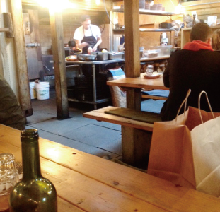 寒くなる前にと訪れたBBQの店「big crow」。パティオで食べるBBQはまるでキャンプを楽しんでいる様な雰囲気でした。