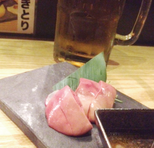 「KintoriYakitori」の裏メニュー。鶏レバの刺し身。塩胡麻油で頂きました。最高です！