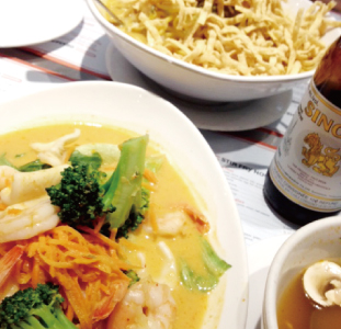 妻とのランチで行ったタイレストラン「Salad King」。メニューには載っていない裏メニュー「Islamic Noodle」というメニューがとても人気らしいですよ。