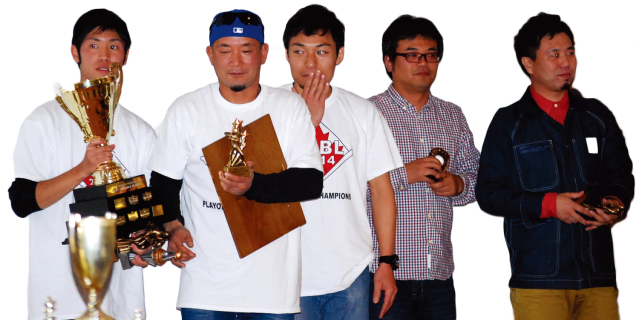 表彰式でトロフィーを手にする選手たち