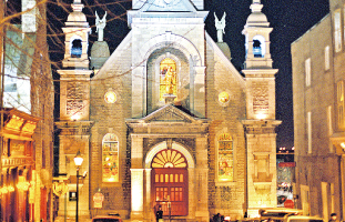 © Tourisme Montréal,  Stéphan Poulin ライトアップされた教会