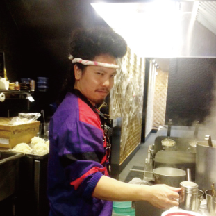 今年のハロウィンのMVPはKintonRamen3号店店長のシンゴさん。彼はこの格好で銀行に行ってました。。