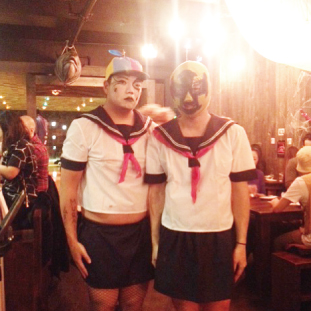 GuuSakaBarの店長リョウさんとケンちゃん。ミュージカル風のショーもお見事でした。