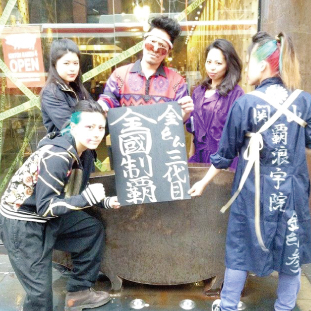 KintonRamen3号店は店長をはじめ、女性スタッフもかなりキマっていました。