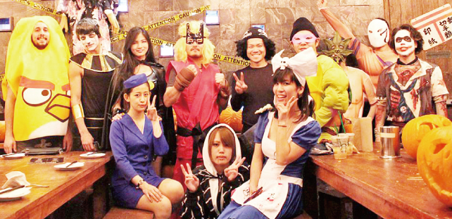 GuuIzakayaのスタッフの皆。色々なコスチュームで盛り上がっていました。1年に1度のハロウィンだから盛り上がったもん勝ちですね。