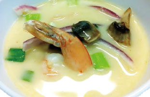 ◀Tom Kha タイやラオスで食べられているココナッツミルクベースのスープ。たっぷりの野菜とエビの旨味のまざったスープはレモングラス、ガランガルというタイジンジャー、ライムで味を調えられている。お店によってはチリも加わり辛いものもあるが、ここではマイルドで子供でも食べられるように仕上げられている。 Ranu Thai Cuisine 3308 Lakeshore Blvd W  /416-255-3830 ranuthai.ca