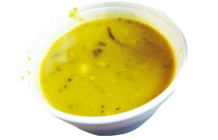 ◀Lentil Soup インディアン料理=カレーという人が多いと思うが、ここではレンティルスープが楽しめる。ターメリックの効いたスープにたくさんのレンティルが入っていてとてもヘルシー。辛い物好きの人はお店の人に伝えると赤唐辛子を入れてくれる。日本に馴染みのないスープ、是非カナダで味わってみてはいかがだろうか。 Indian Biriyani House 181 Dundas St. W / 416-340-1254  biriyanihouse.ca