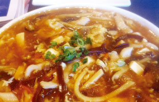 ◀Noodles with Shredded Chicken in Hot & Sour Soup 定番中華スープに麺が入ったもの。とろみのあるスープは食事の最後までアツアツでほのかな酸味とピリっと辛い味が食欲をそそる。ボリューム満点なのにお値段がお手頃なのも嬉しい。冬についつい通ってしまう一品だ。 Asian Legend 418 Dundas St. W / 416-977-3909 asianlegend.ca 