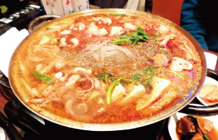 Bul Nak Jeongol 玉ねぎ、ネギ、キャベツなどの野菜と一緒にイカ、プルコギを甘辛いスープで煮込こんだ鍋。見た目ほど辛くなく、プルコギの甘みとトウガラシの辛味が癖になる。春雨もたっぷり入っておりボリューム満点なので3人～4人でも十分楽しめるサイズの鍋。 Lim Ga Ne 5529 Yonge St. / 647-435-2700