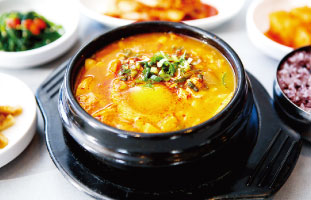 Haemool Soon Tofu 日本でもお馴染みのスンドゥブ。こちらは牡蠣やハマグリなど4種の魚介類を使って煮込んでいるため辛味に加えて風味豊かな味わい。卵のまろやかさと相まって豆腐の持つ旨みを存分に引き出している。ヘルシーかつ美味しい、という夢のような一品である。 Cho Sun Ok 7353 Yonge St. / 905-7078426 / chosunok.ca 