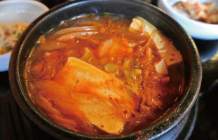 Kimchi ChiGe 日本でもお馴染みのキムチチゲ。具材はお店によってさまざまで、ここでの魅力は豚肉、牛肉、マグロから選べるところ。意外だが、韓国人おすすめはマグロ。辛すぎず、キムチの酸味がさっぱりした食べやすいスープだ。 Dan Ji 590 Yonge St / 647-347-5650 