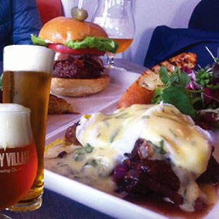 オシャレなブランチとビールで どのテーブルも賑わう