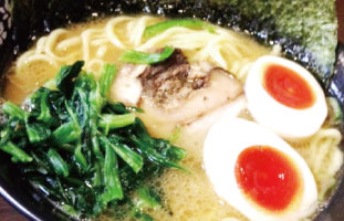 地元横浜の家系ラーメン、一八家。海苔増しで決まり。