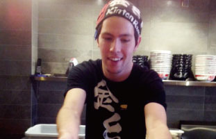 私達の会社で初めての外国人ラーメンシェフ、アティラ。日本語も上手で今後の活躍に期待大です。