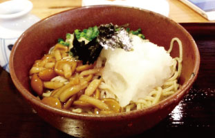 シンプルだけどシンプルなだけに美味しいです。なめこおろし蕎麦。