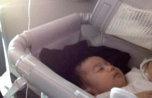 3ヶ月の息子との飛行機はかなりビビっていたけど、一番前の席が取れてバシネットも借りれたので思ったよりは平気でした。