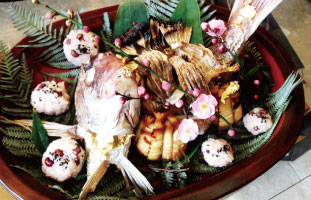 息子のお食い初めのための鯛の尾頭付き。鎌倉の割烹、田茂戸さんにお願いしました。金粉付きで超豪華な仕上がりに。