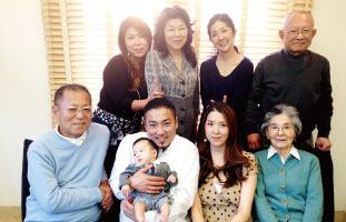 家族揃っての一枚。10年間空港までのお迎えなど無かったのに今回は全員でお出迎え頂きました。皆、初孫にご満悦。