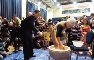 もちつきのデモンストレーションに参加する商工会会長小室徹夫さん