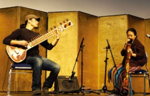 珍しい楽器シター(左)とディジェリデュー(右)の演奏