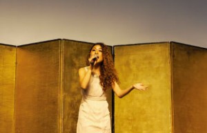 「リスキー・ビジネス」を熱唱するMiray Klughさん