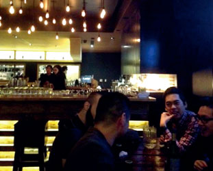 こちらもモントリオールの居酒屋「Sumi Dojo」。酒ボムで皆さん盛り上がっていました。