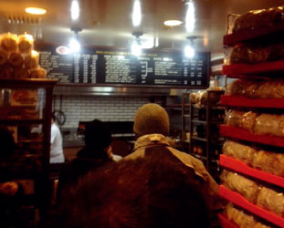 モントリオールで有名な24時間営業のベーグル屋さん「Fairmount Bagle」。作りたてのモチモチしたベーグルの食感は格別。