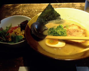 モントリオールはまだラーメン専門店が少ないので、居酒屋でもラーメン。「Imadake」での豚骨ラーメンランチ。