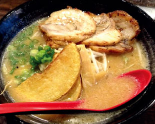 モントリオールでもやっぱりラーメンは大人気。「Misoya」の味噌チャーシュー麺。なぜかフライドポテトが乗ってました...