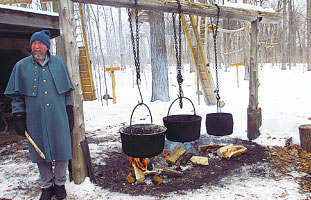 樹液を煮詰めてメープルシロップを作る
