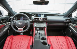 機能美あふれる上質な車内空間