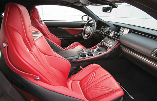 安心する一体感が得られる RC F専用のハイバックシート