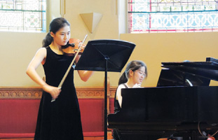 ベートーベン・ヴァイオリンとピアノの為のソナタを演奏するRuth Kimさん(バイオリン)と坂田尚子さん(ピアノ) 