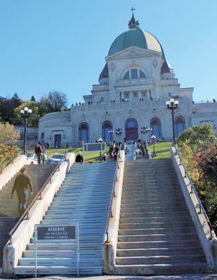 この中央の階段が奇跡を起こすと信じられている