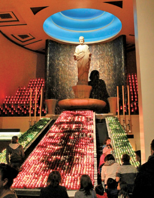 絶えず多くの信者が訪れる