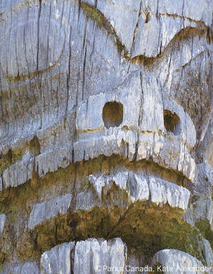 丁寧に彫り込まれたトーテムポール