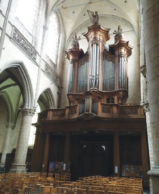 教会内の荘厳なパイプオルガン