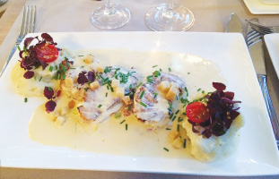 海辺のレストランで食べる新鮮なお魚料理