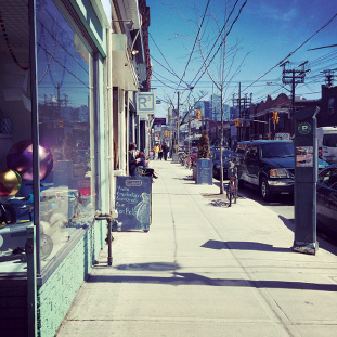 トロントのおしゃれStreetと言えば、やっぱりQueen Street ! いまも続々と新しいお店がオープンしているので、いつも新しい発見があります。自分だけのお気に入りの場所探しにぴったり！