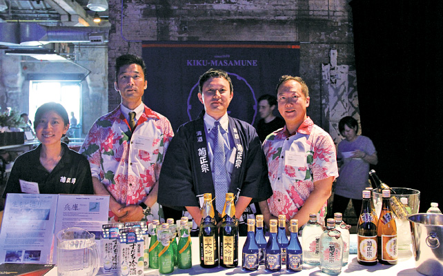 酒蔵カナダの皆さんと福井さん(右から2番目)