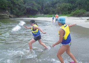 海を恐れず元気いっぱいに飛び込む子ども達