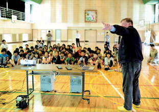 「出前授業」生徒達を前に熱く講義するC.W.ニコル氏　撮影：管洋介