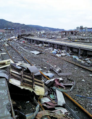 ＪＲ山田線大槌町駅、町の中心部にあり周辺には建物のすべてが津波にながされました。