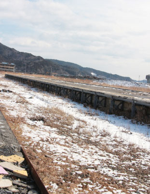 瓦礫や線路も撤去され、ホームだけが取り残されてしまいました。