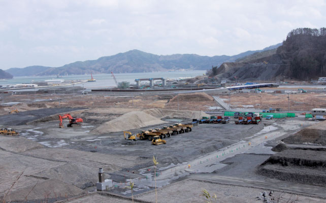 右端中央のプレハブが大槌駅のあった場所です。左に次の吉里吉里駅に向けて線路が延びていました。